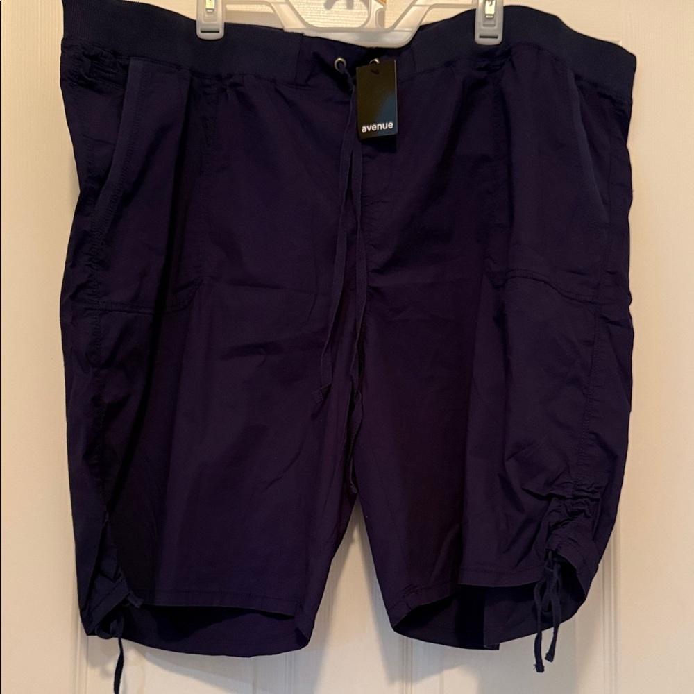* NWT - Avenue Women’s Navy Cargo Shorts - (sz - 26/28)
